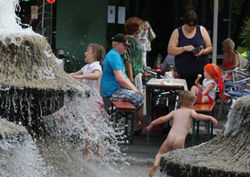 Kind im Brunnen